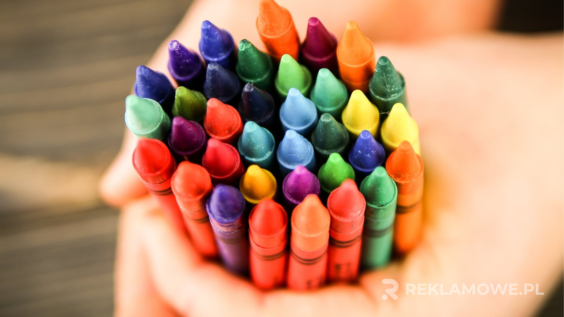 Kredki reklamowe na biurku z obliczeniami kosztów