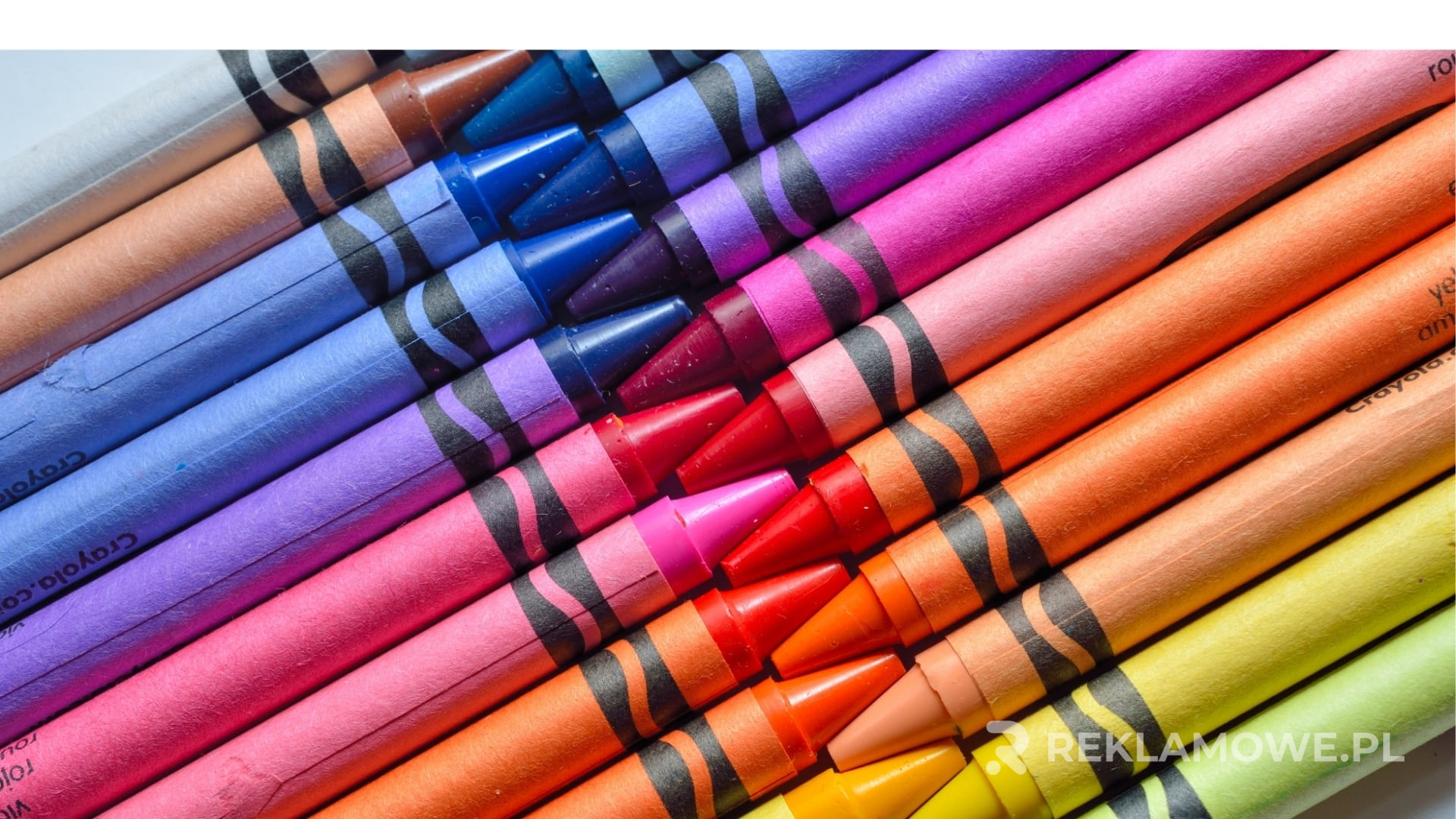 Kolory kredki reklamowe na biurku