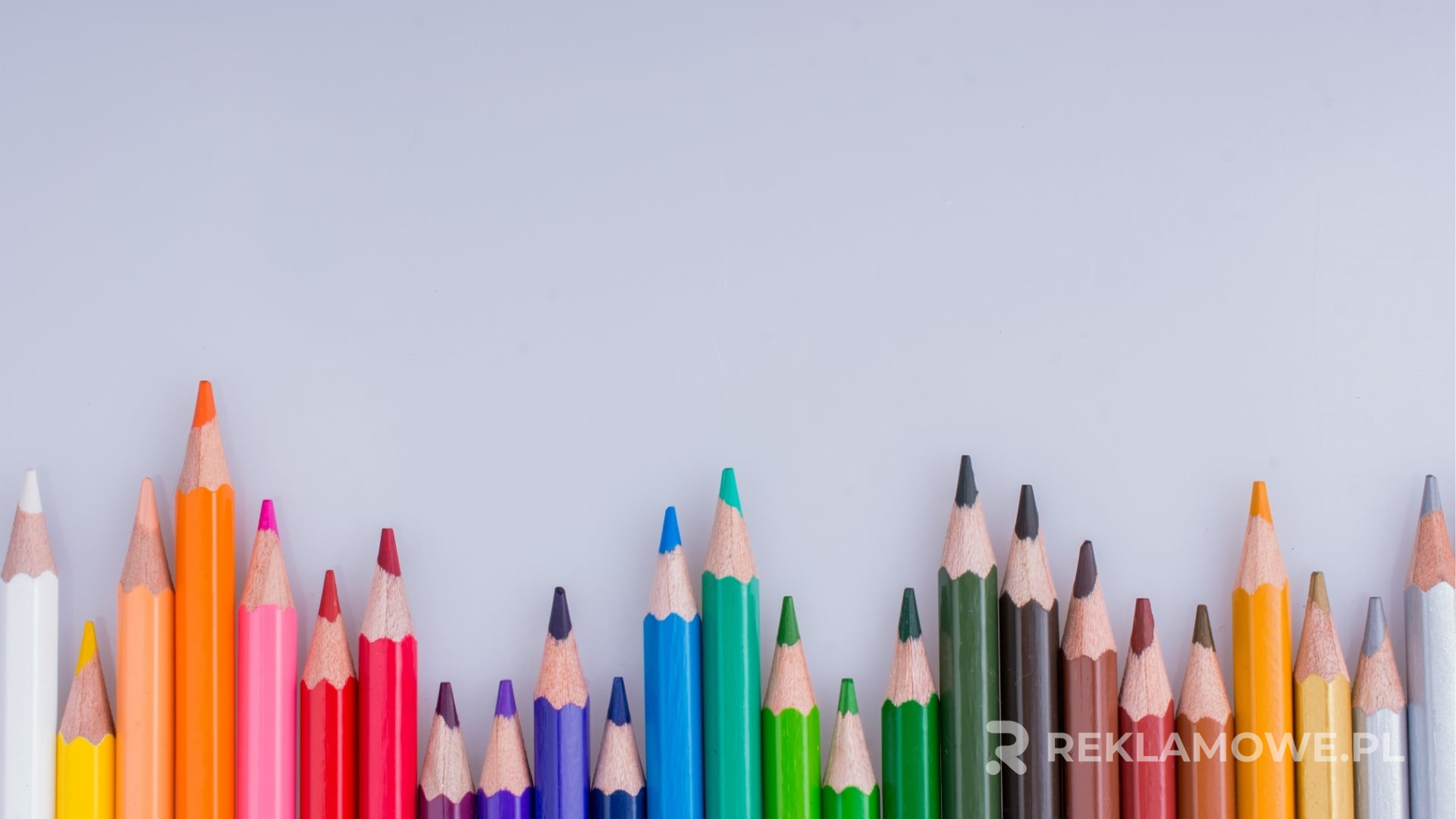 Zdjęcie ekologicznych kredek reklamowych w naturalnym otoczeniu