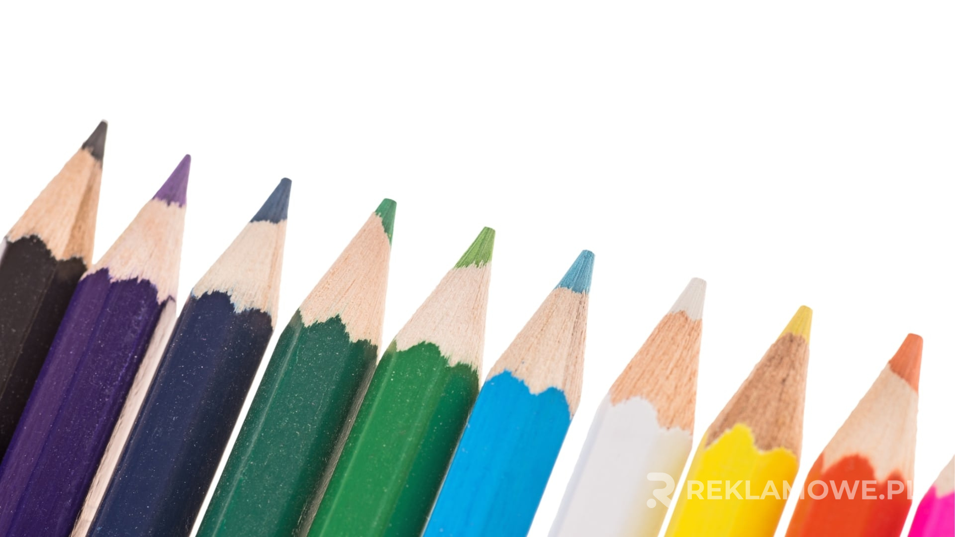 Kolorowe kredki używane w reklamie