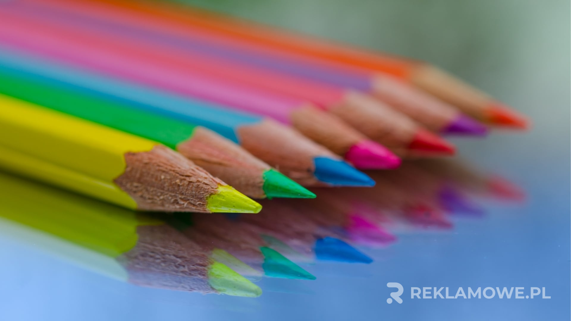 Kolorowe kredki reklamowe na stole