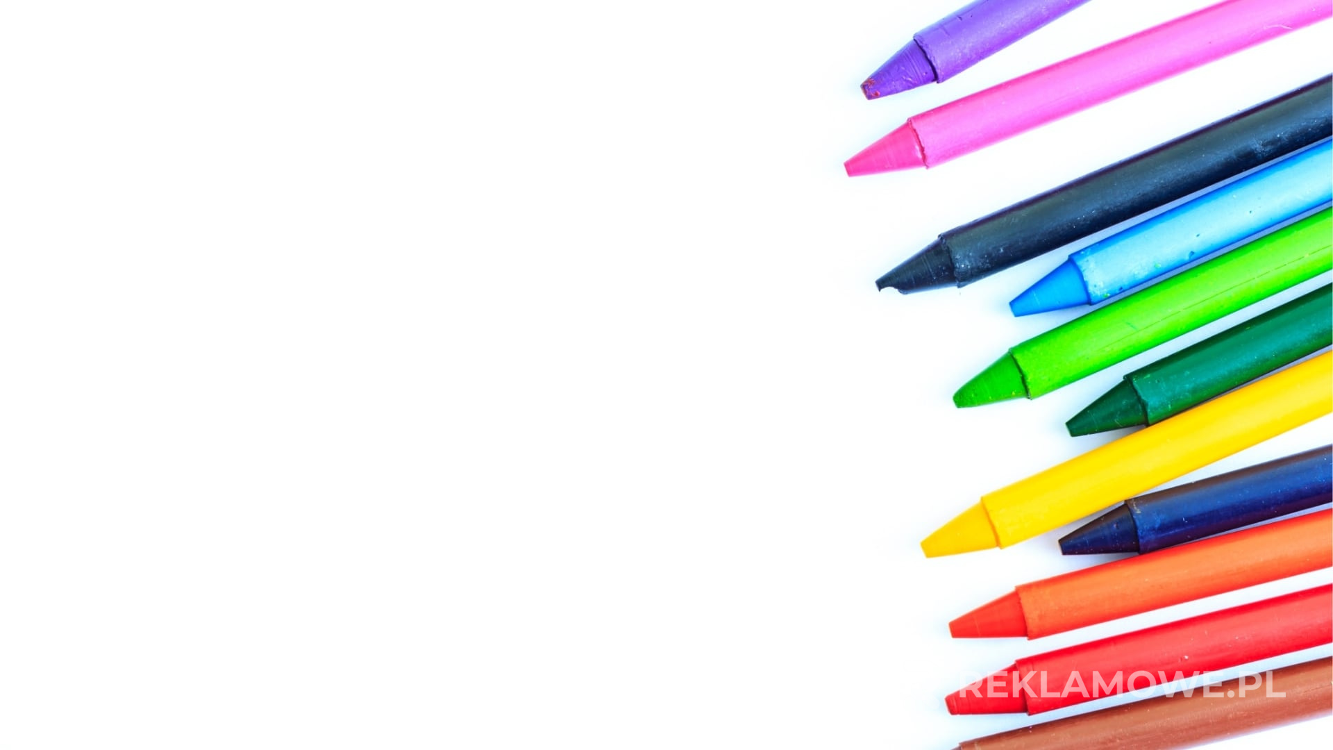 Kredki i gadżety promocyjne na stole