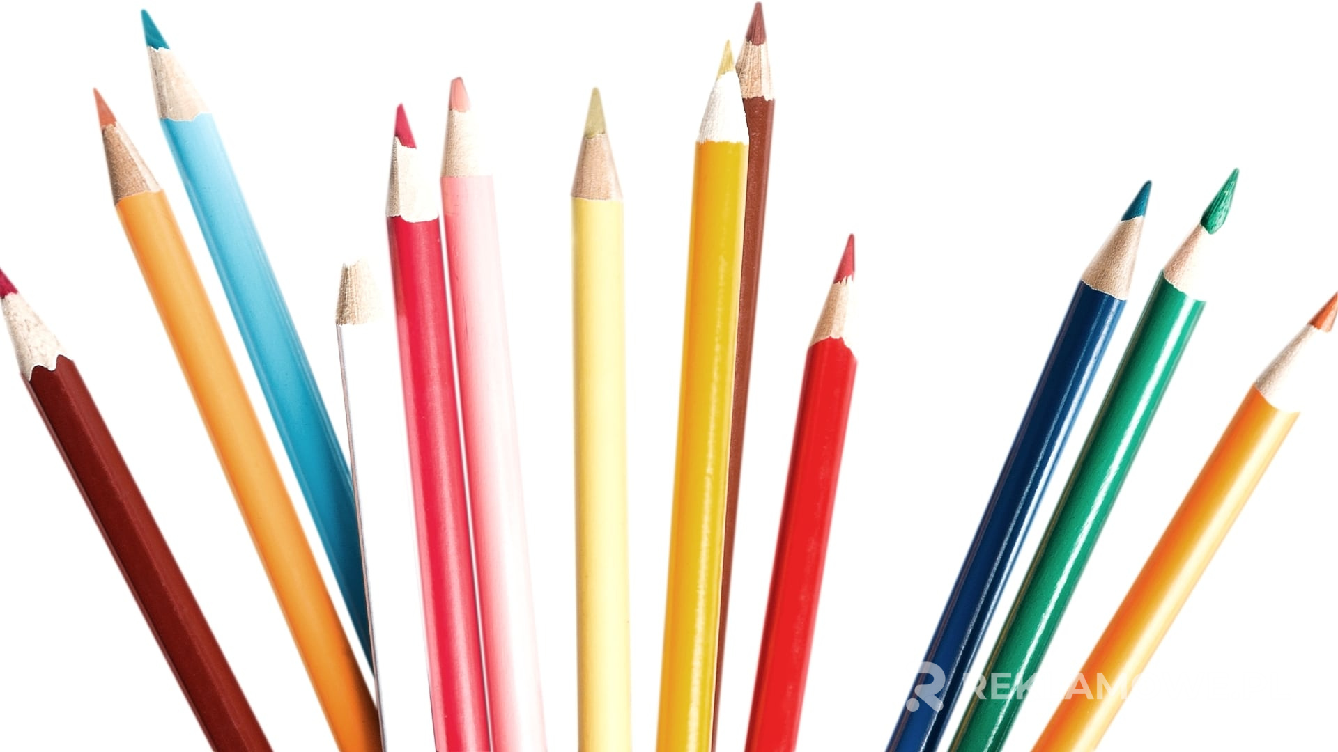 Kolorowe kredki reklamowe na tle szkolnym