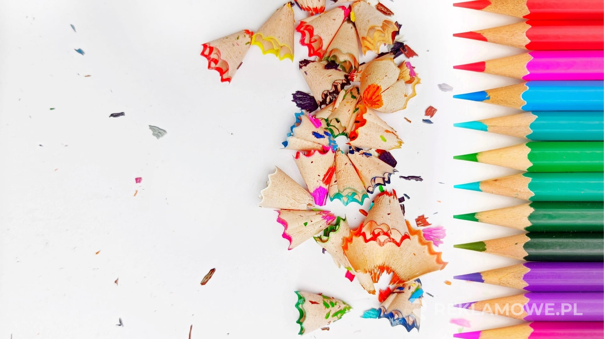 Kolorowe kredki reklamowe na biurku