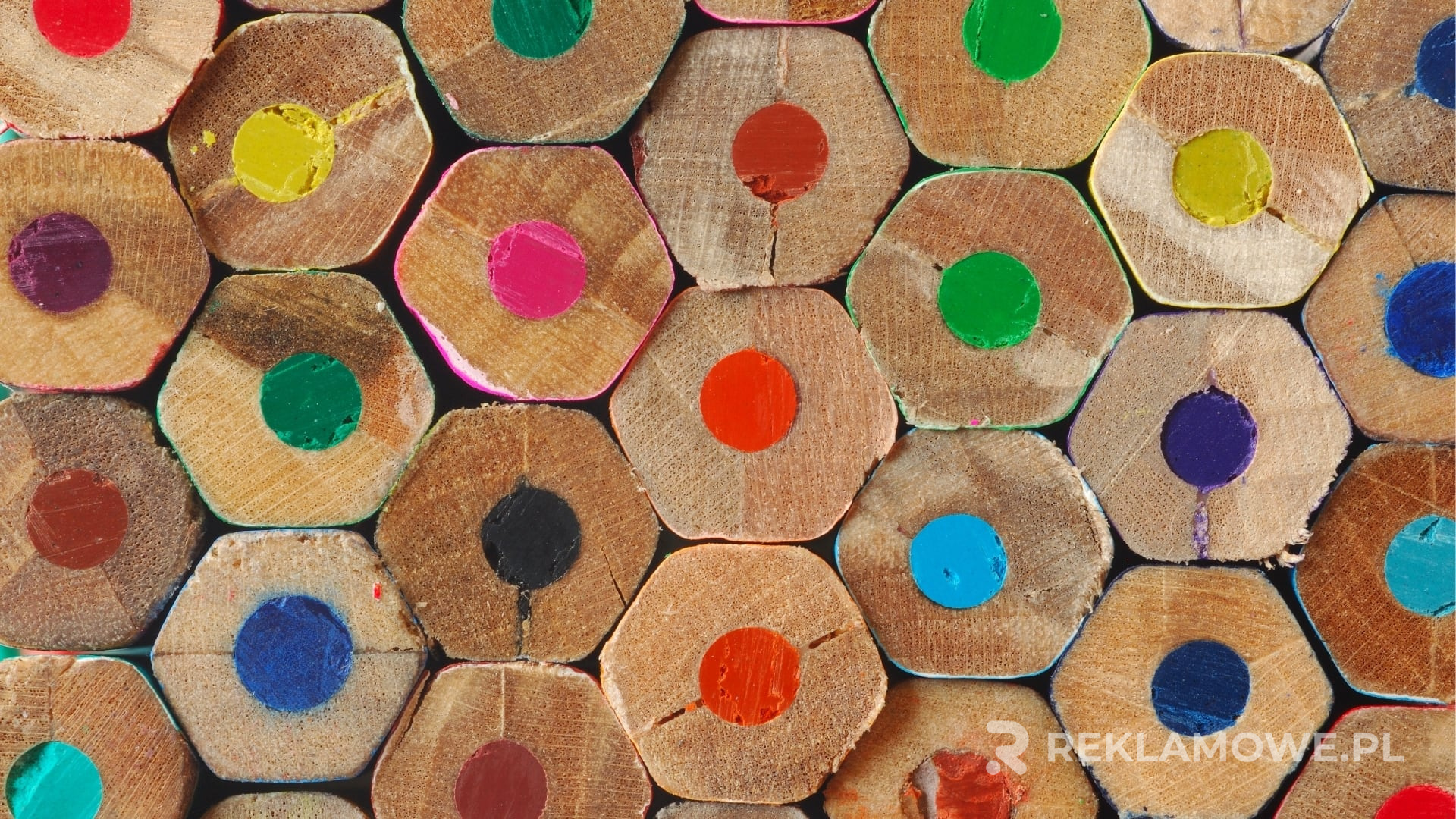 Kreatywne kreowanie marki przy użyciu kredek reklamowych