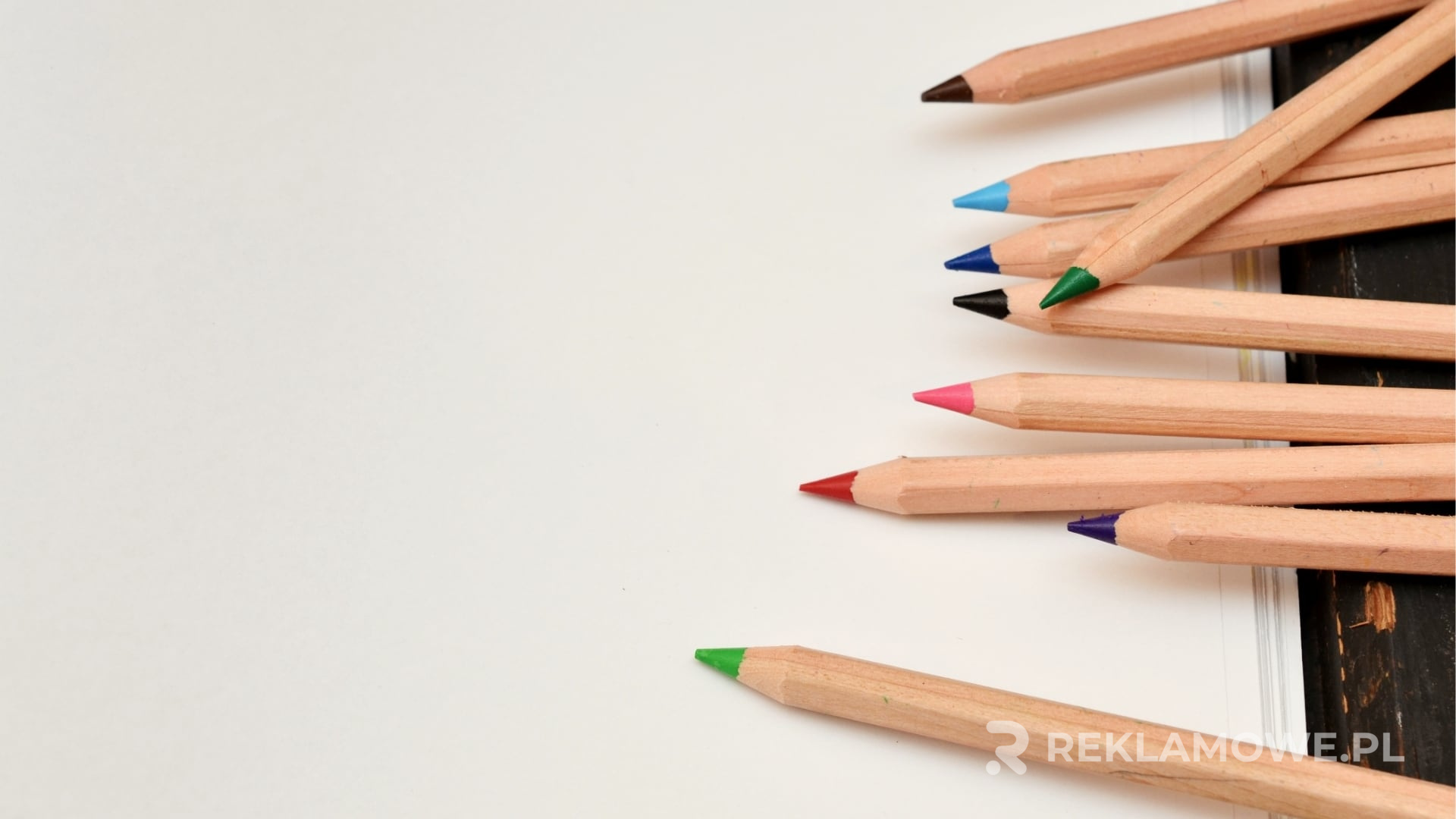 Najlepsze kredki reklamowe dla firmy ułożone na biurku