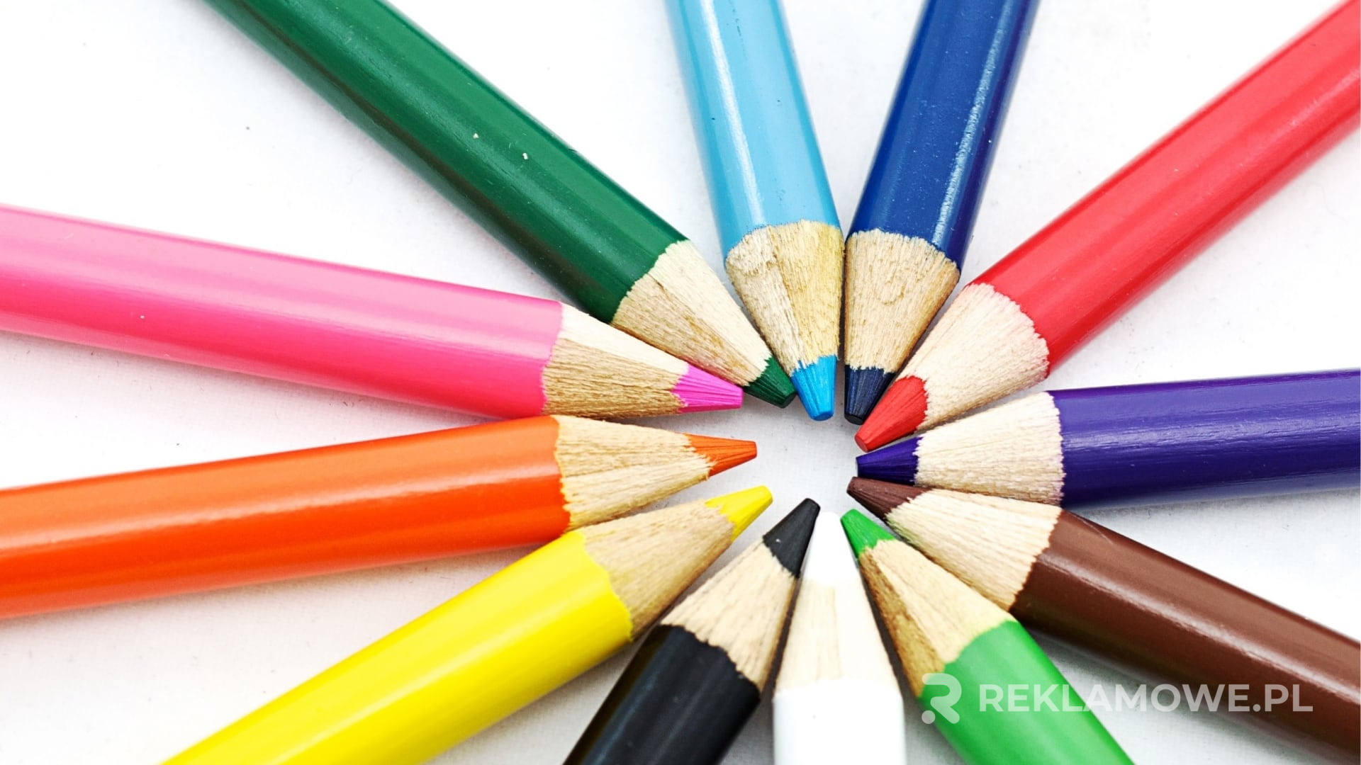Kolorowe kredki reklamowe na biurku