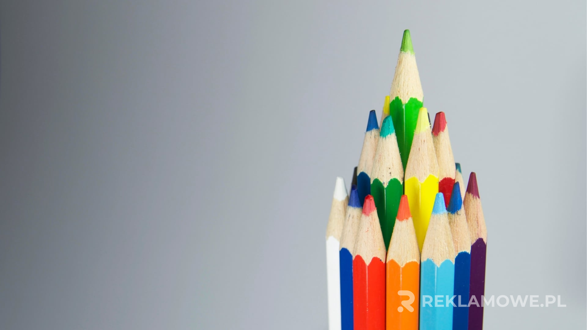 Kolorowe personalizowane kredki reklamowe używane w kampanii marketingowej