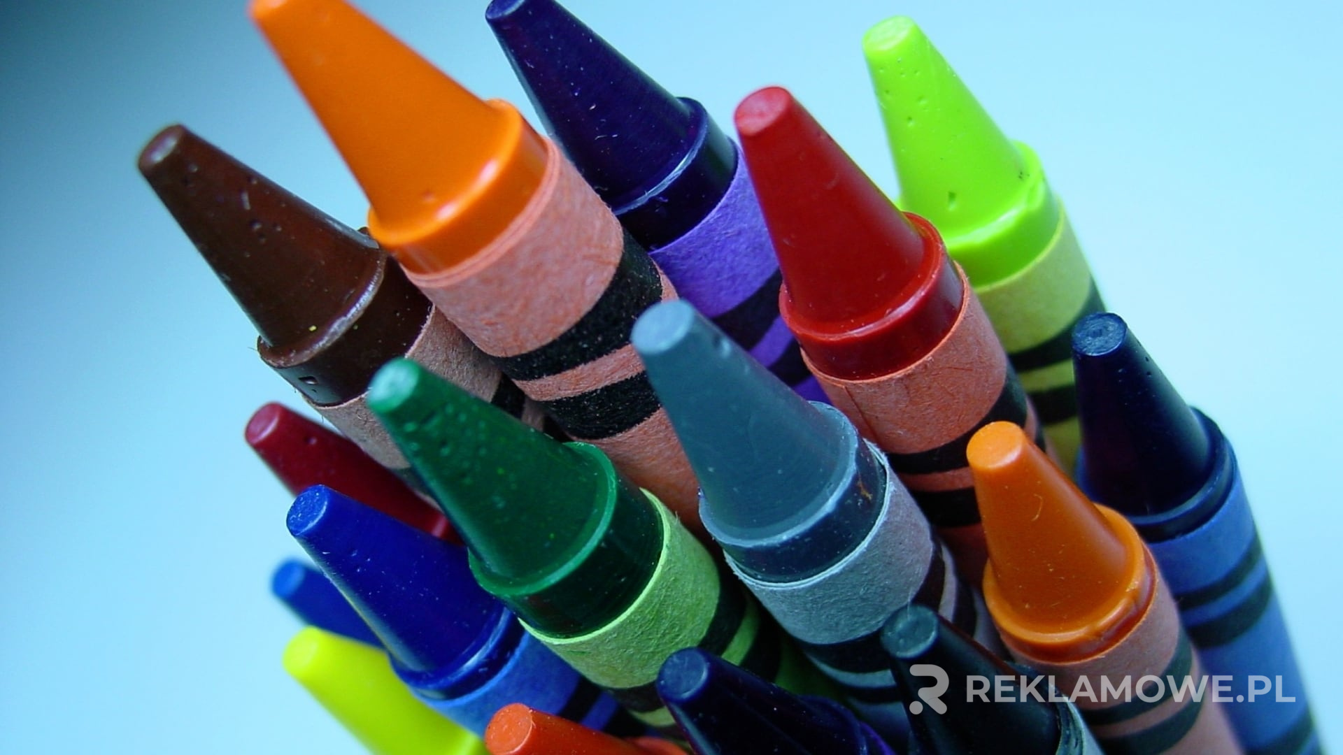 Zdjęcie kolorowych kredek reklamowych ze stylowym designem